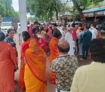 शासन प्रभाविका 1005 पूज्य श्री प्रथमा जी, साध्वी श्री छवि प्रज्ञा जी एवं साध्वी रामामी जी महासती ठाणा तीन का चातुर्मासार्थ भारी जनमेदिनी के साथ मंगल प्रवेश कवर्धा में हुआ।