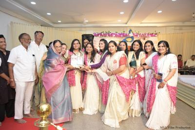 नवकार नगर स्थित श्री मुनिसुव्रत स्वामी जिनालय एवं दादाबाड़ी में आयोजित दादा गुरुदेव एकतीसा भक्ति महोत्सव में महिला मंडल ने मंत्र मुग्ध किया।