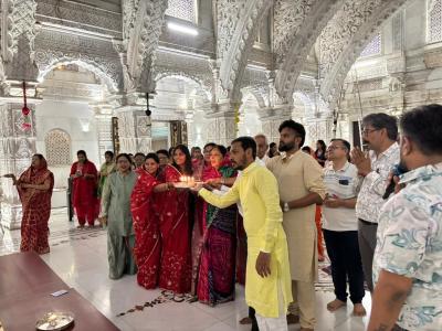 आत्म उत्क्रांति आध्यात्मिक चातुर्मास समिति-2026 में भक्ति के रंग में रंगा दादाबाड़ी, परमात्म आराधना में जुटे श्रद्धालु।