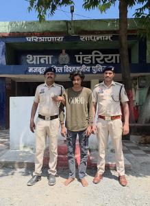 धारदार हथियार लहराकर लोगों को धमकाने वाले आरोपी को महज चंद घंटे के भीतर पंडरिया पुलिस ने किया गिरफ्तार।